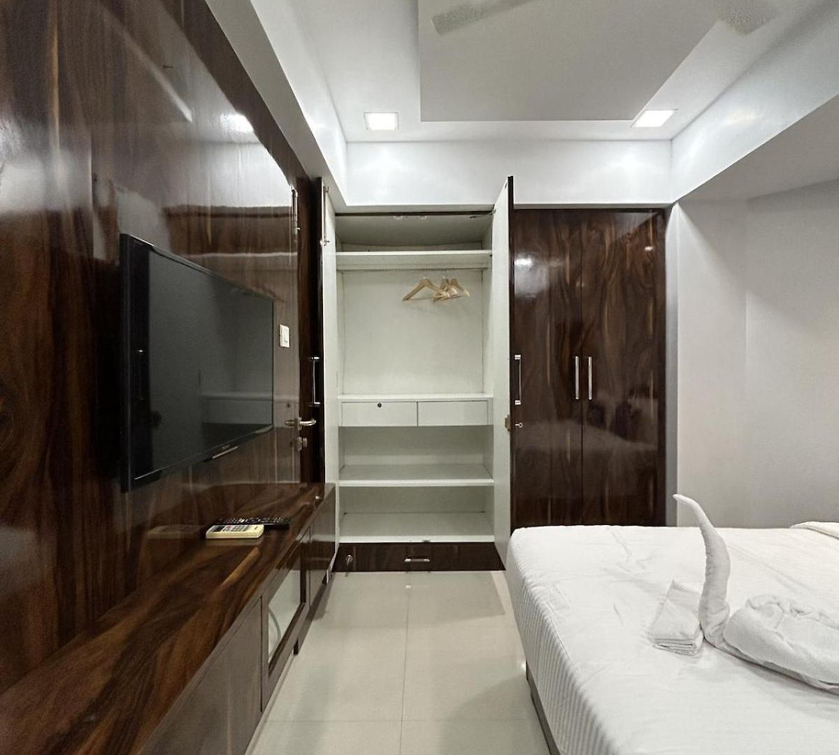 Apartment Raut No 1 1bhk Hiranandani Powai Mumbai
