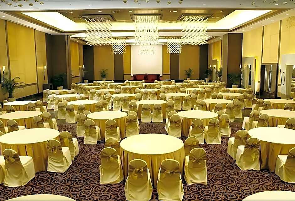 Hotel The Retreat & Convention Centre