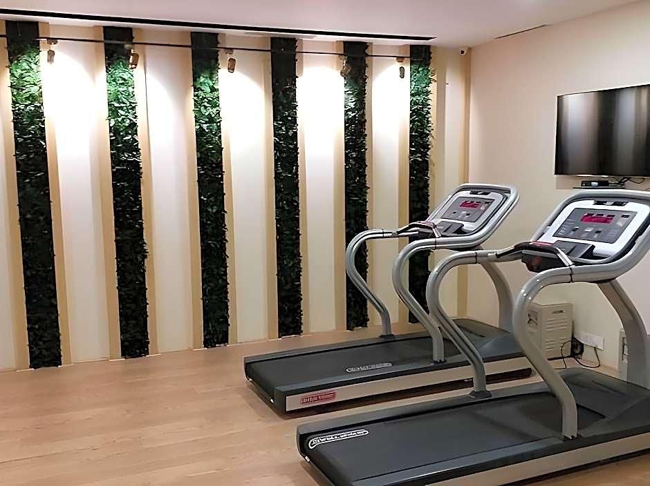 Mirage Hotel, International Airport 4*