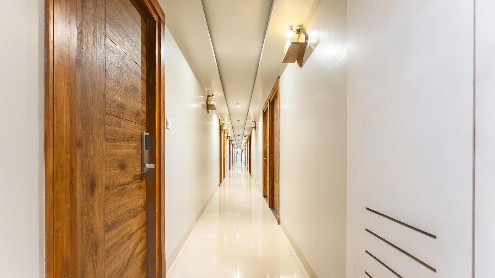 Treebo Amber International Airport T2 Hotel 3*