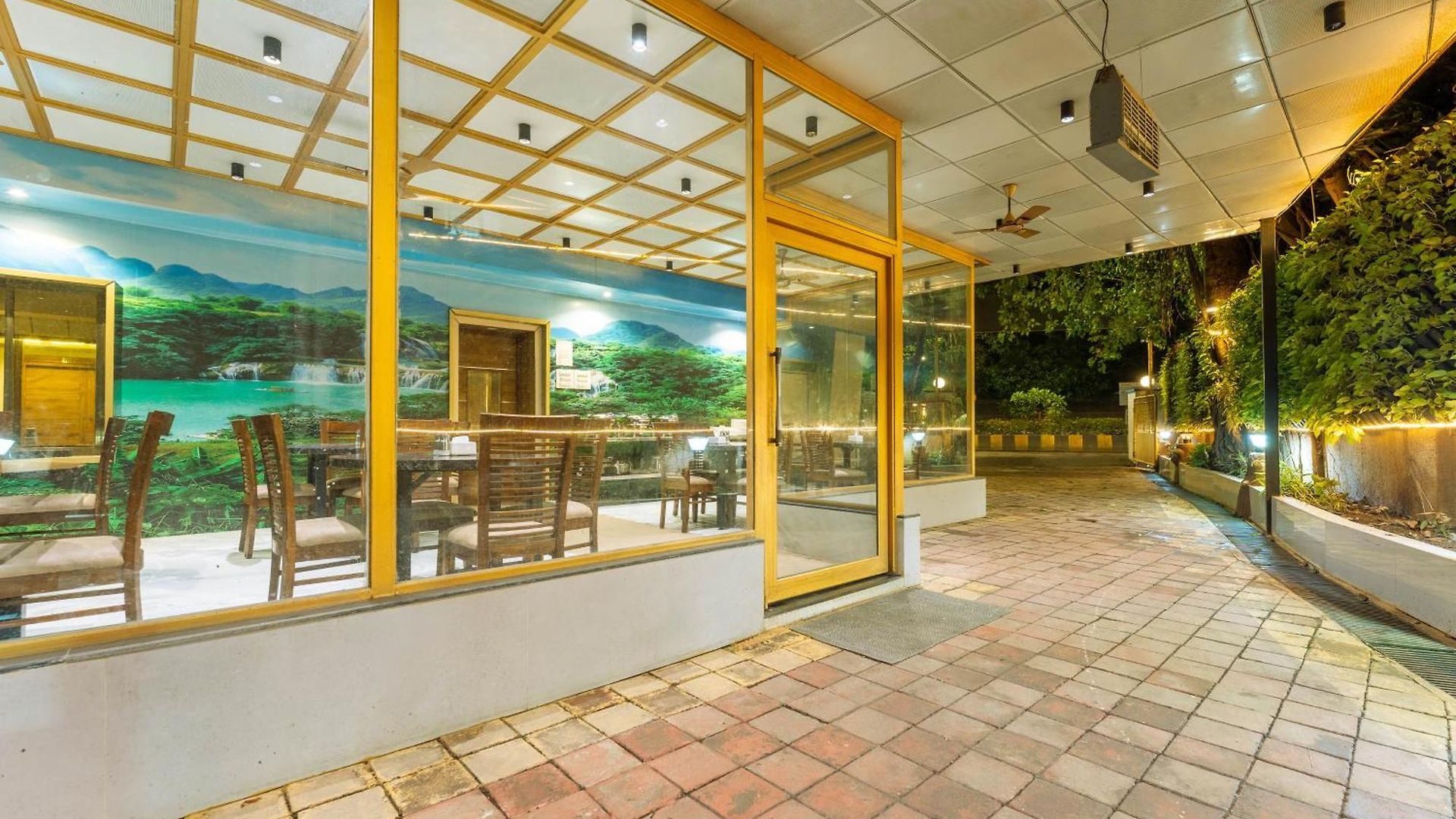 Hotel Treebo Amber International Airport T2 3*