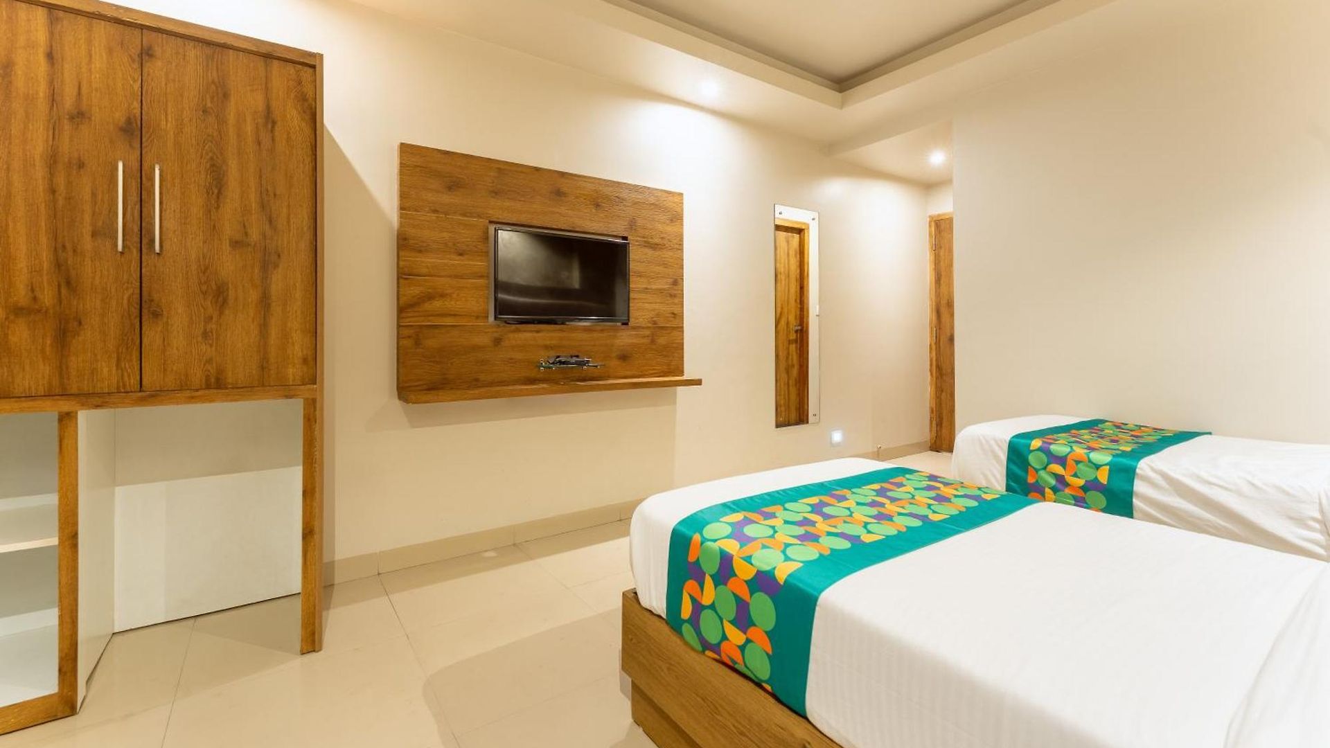 Treebo Amber International Airport T2 Hotel 3*
