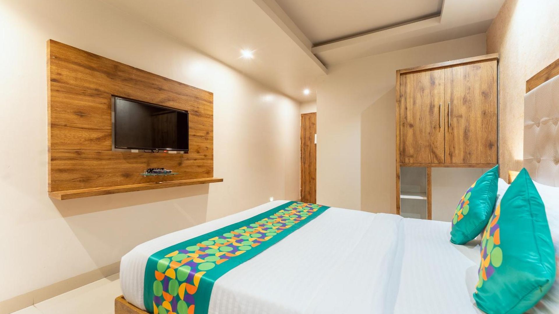Treebo Amber International Airport T2 Hotel Mumbai