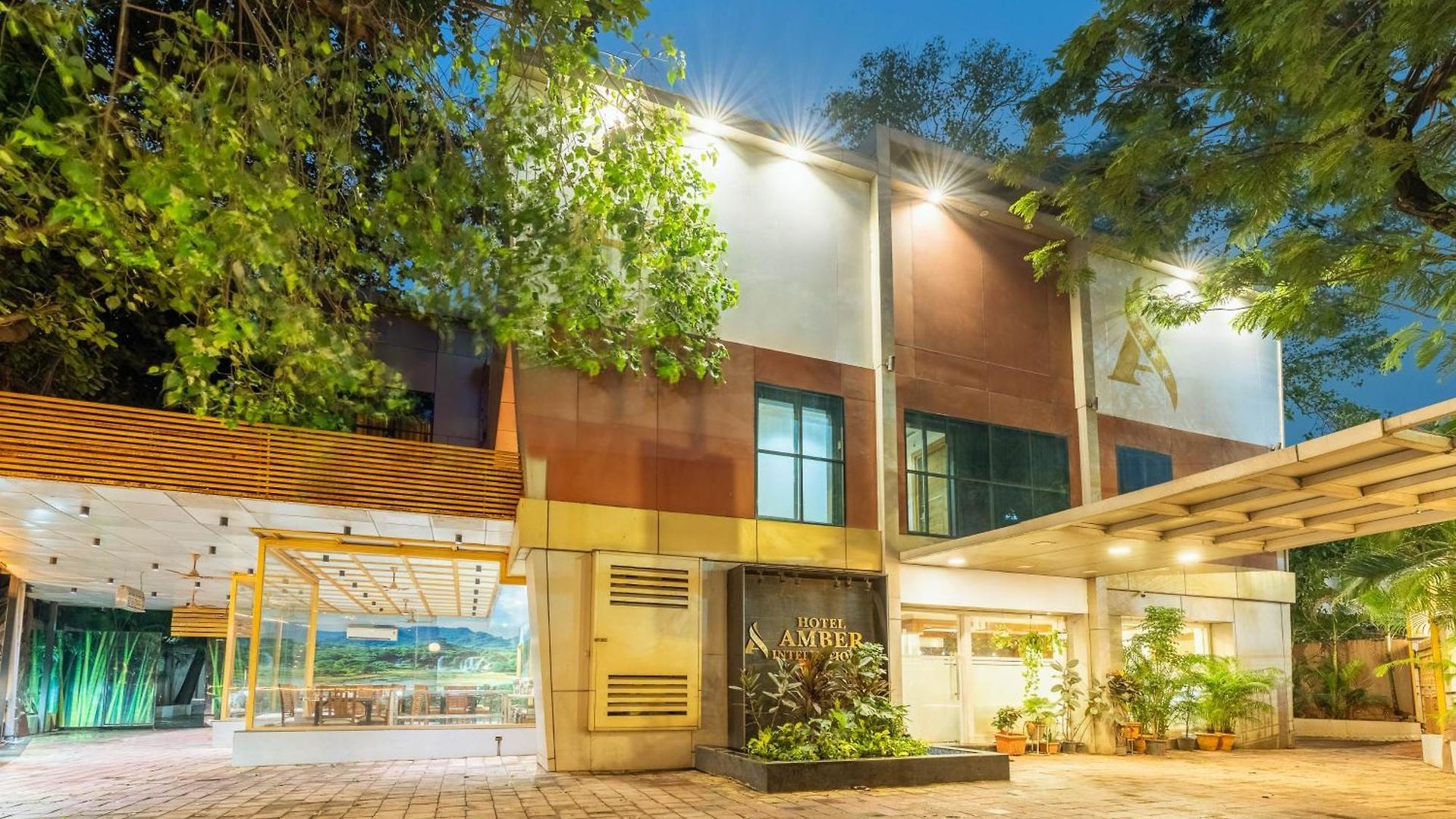 Treebo Amber International Airport T2 Hotel 3*