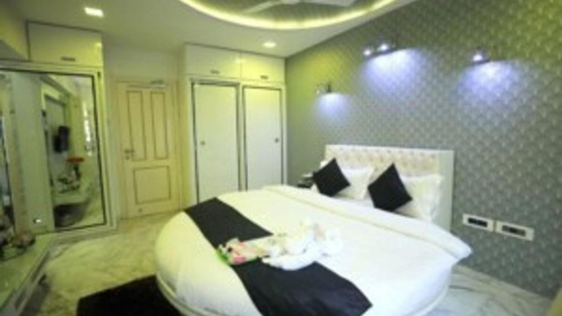 Luxurious 4 Bedroom Private Pool At Kandivali East, * Mumbai
