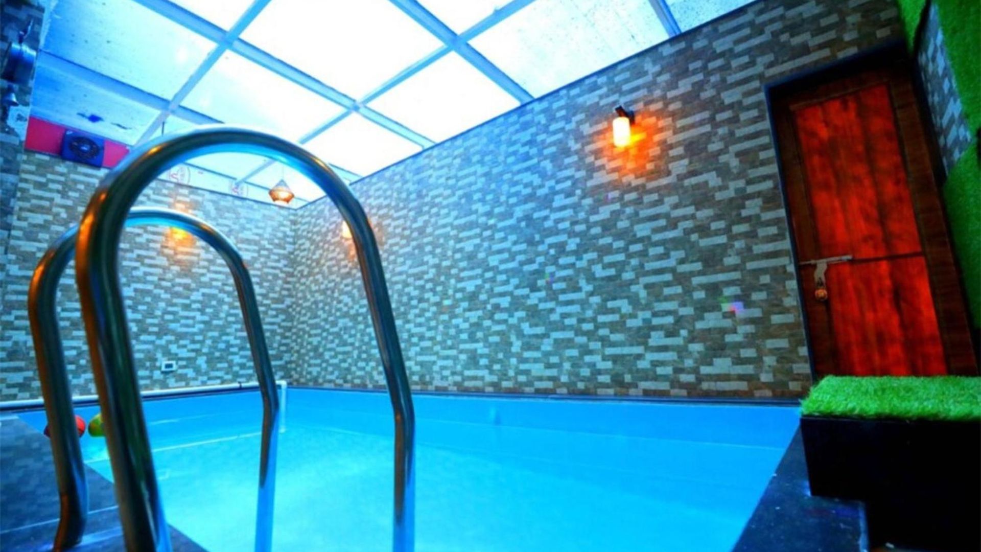 Luxurious 4 Bedroom Private Pool At Kandivali East, Villa Mumbai