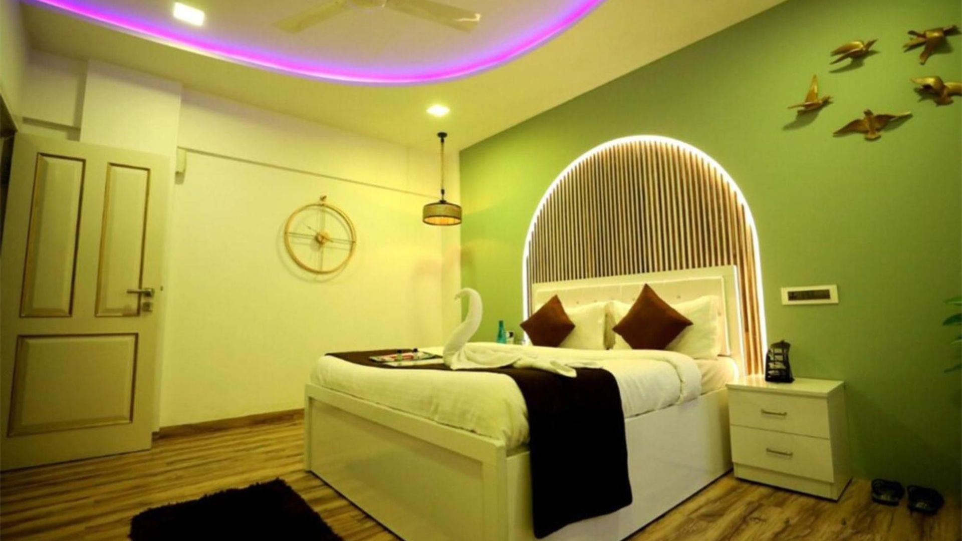 Luxurious 4 Bedroom Private Pool At Kandivali East, Villa Mumbai