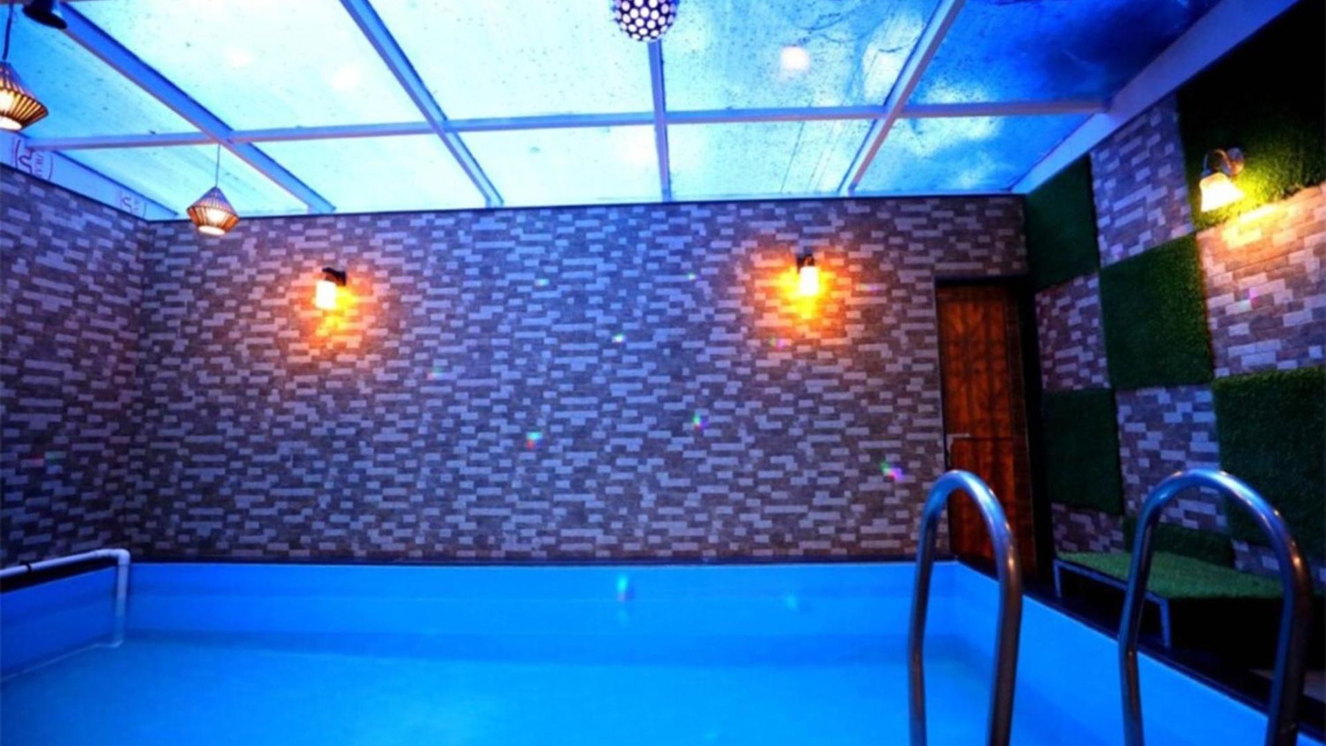 Luxurious 4 Bedroom Private Pool At Kandivali East, Villa