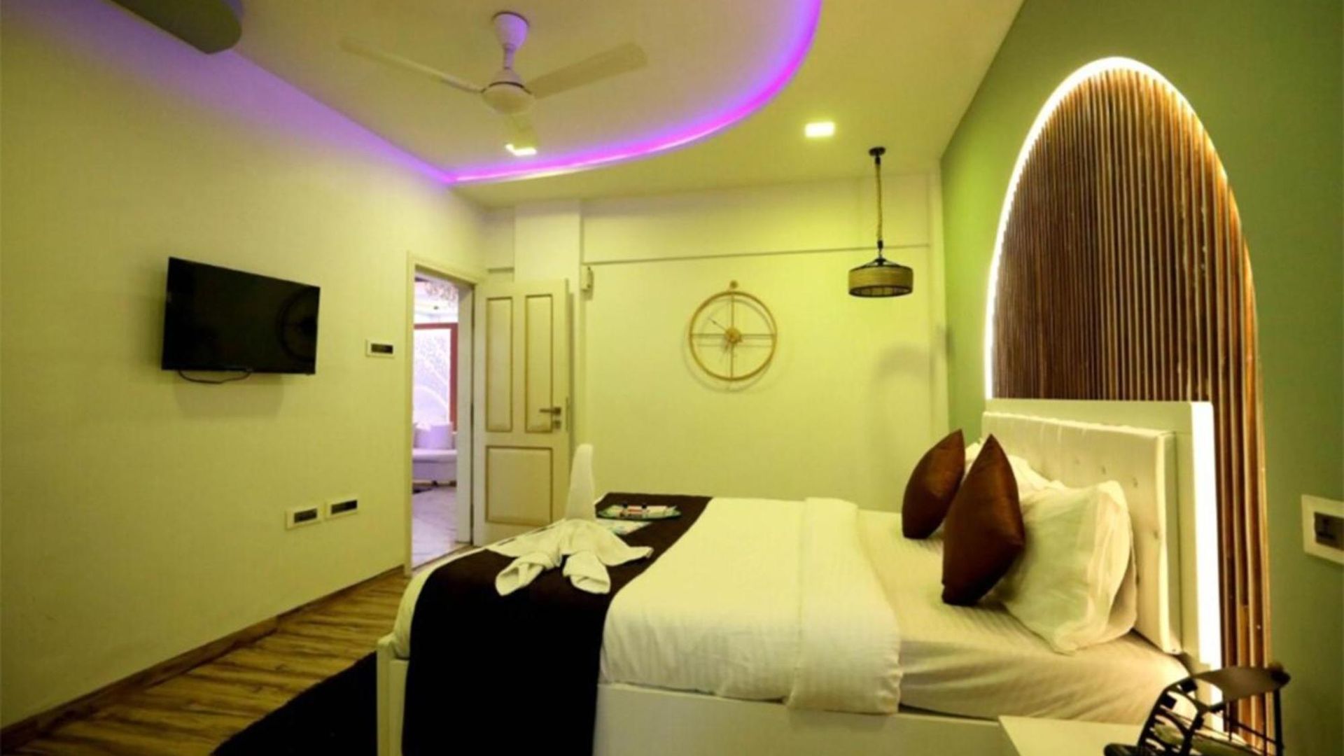 Luxurious 4 Bedroom Private Pool At Kandivali East, Villa *