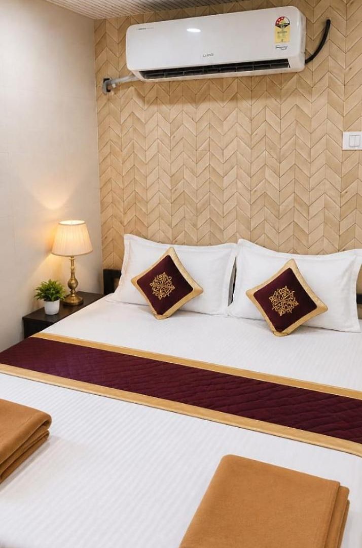 Hotel Royal Residency - Near Khar Station