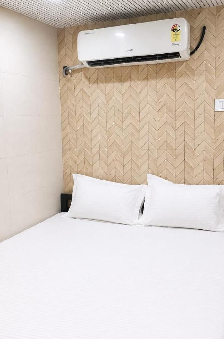Hotel Royal Residency - Near Khar Station