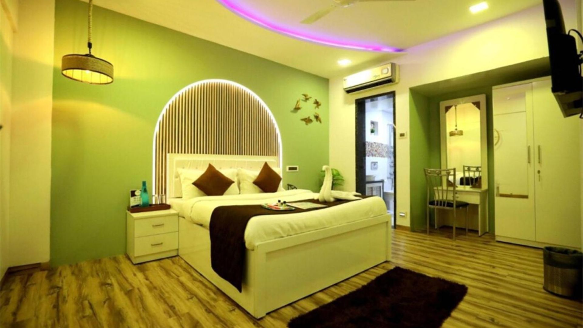 Villa Luxurious 4 Bedroom Private Pool At Kandivali East, *