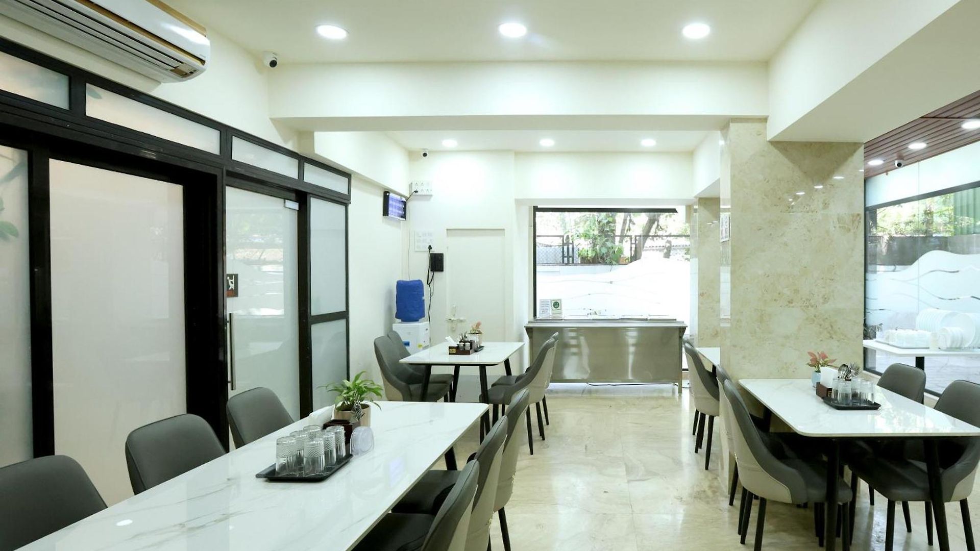 301 By Acuserve Hotel Mumbai