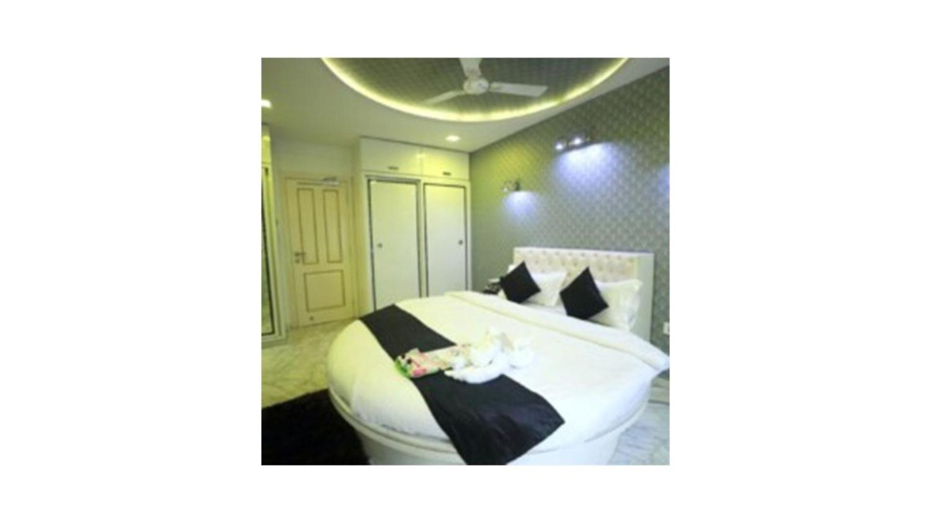 Luxurious 4 Bedroom Private Pool At Kandivali East, Villa