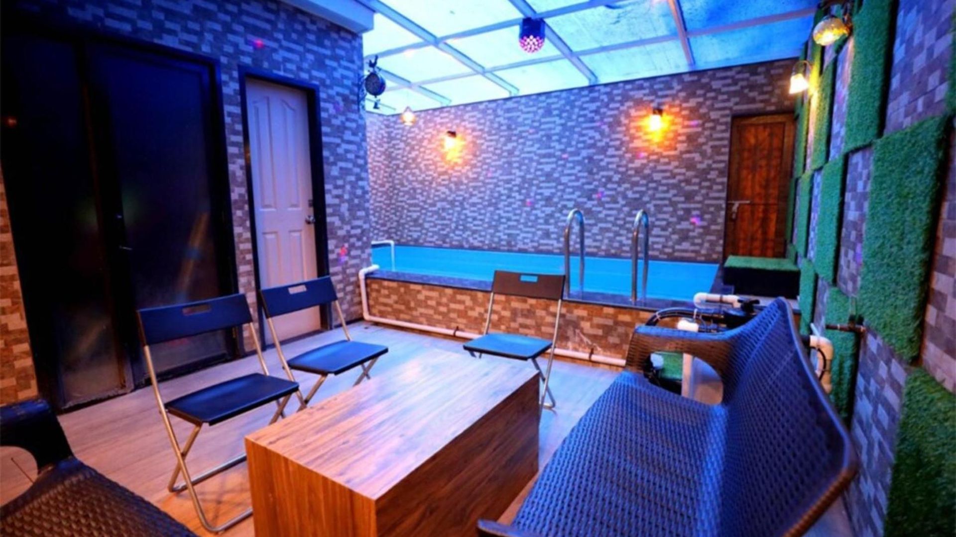 Luxurious 4 Bedroom Private Pool At Kandivali East, Villa *