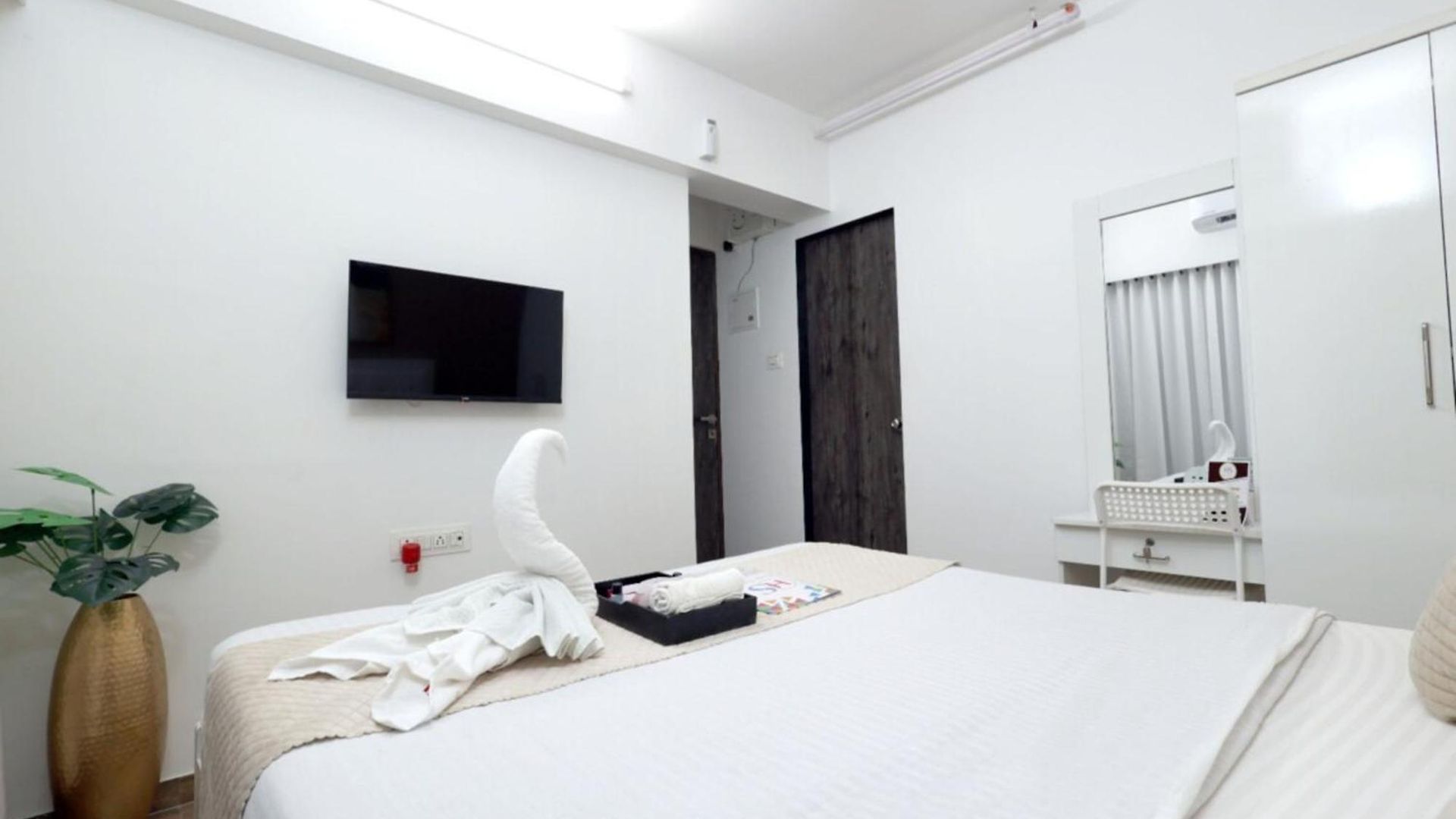 Spacious 1 Bhk For Business & Family Near International Airport Apartment Mumbai