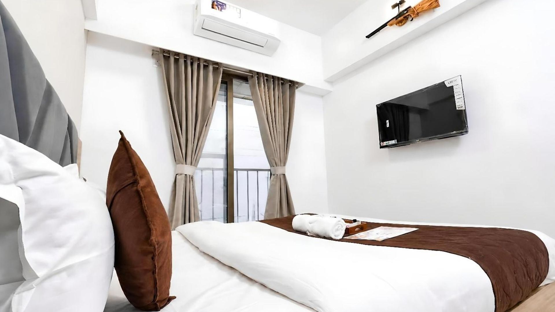 Spacious 3 Bedroom At Kalina, Santacruz East 5 Mins From Bandra Kurla Complex Apartment Mumbai