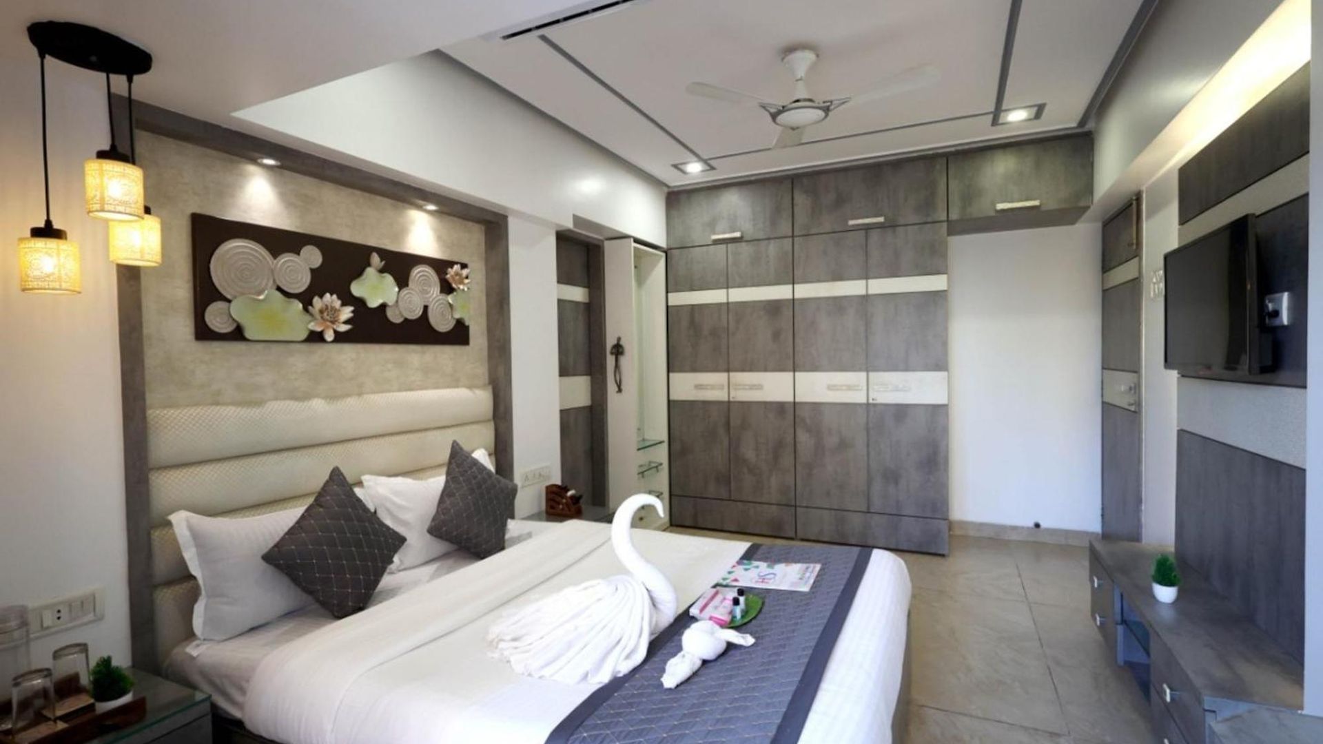 Embassy 2 Bedroom Near Bkc & Guru Nanak Hospital Bandra East * Mumbai