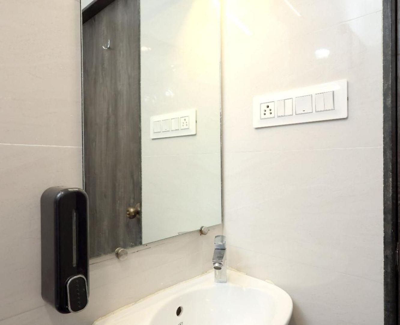 Spacious 1 Bhk For Business & Family Near International Airport Apartment *