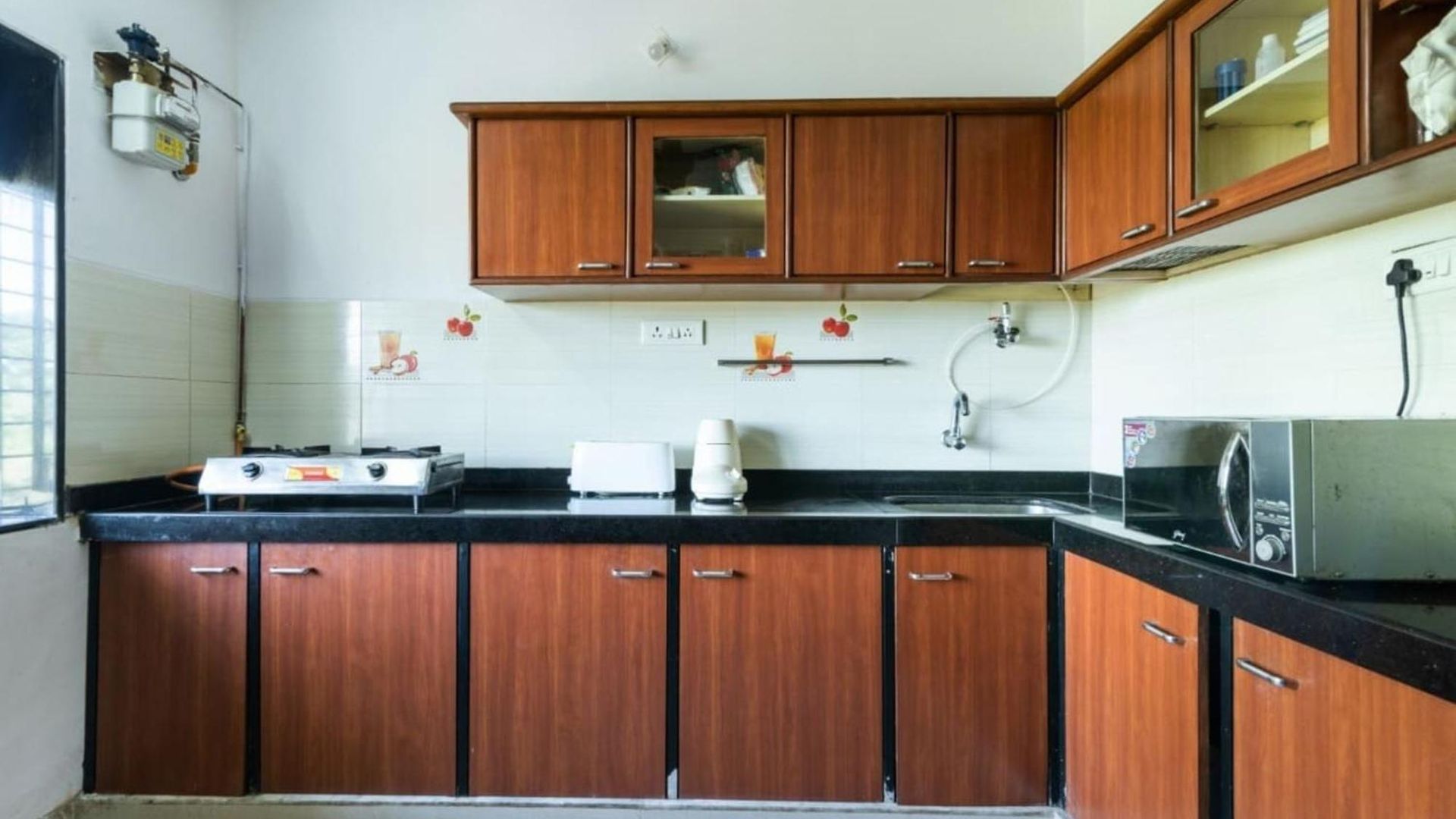 Spacious 3bhk Family Near Growels Mall Next To Western Express Highway Mumbai