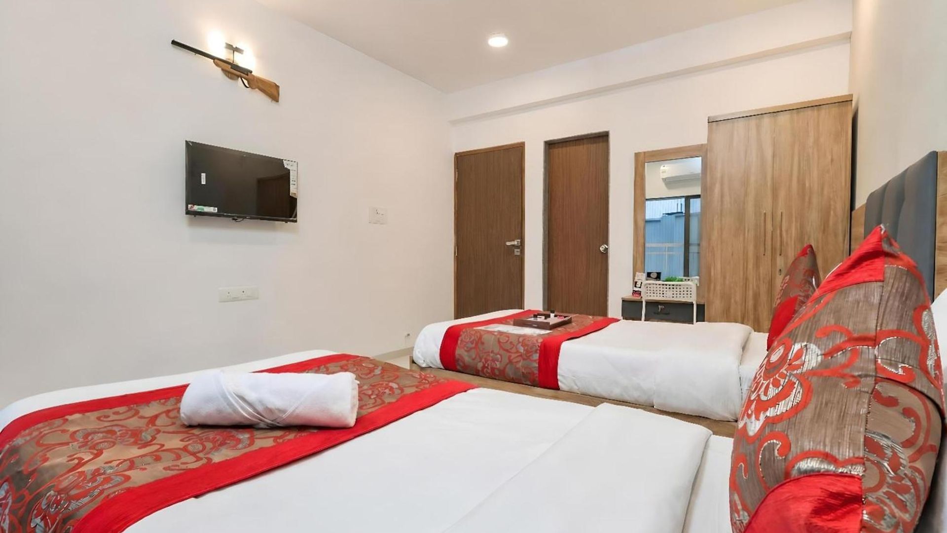 Spacious 3 Bedroom At Kalina, Santacruz East 5 Mins From Bandra Kurla Complex *