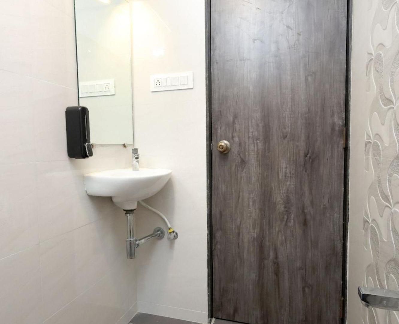 Apartment Spacious 1 Bhk For Business & Family Near International Airport *