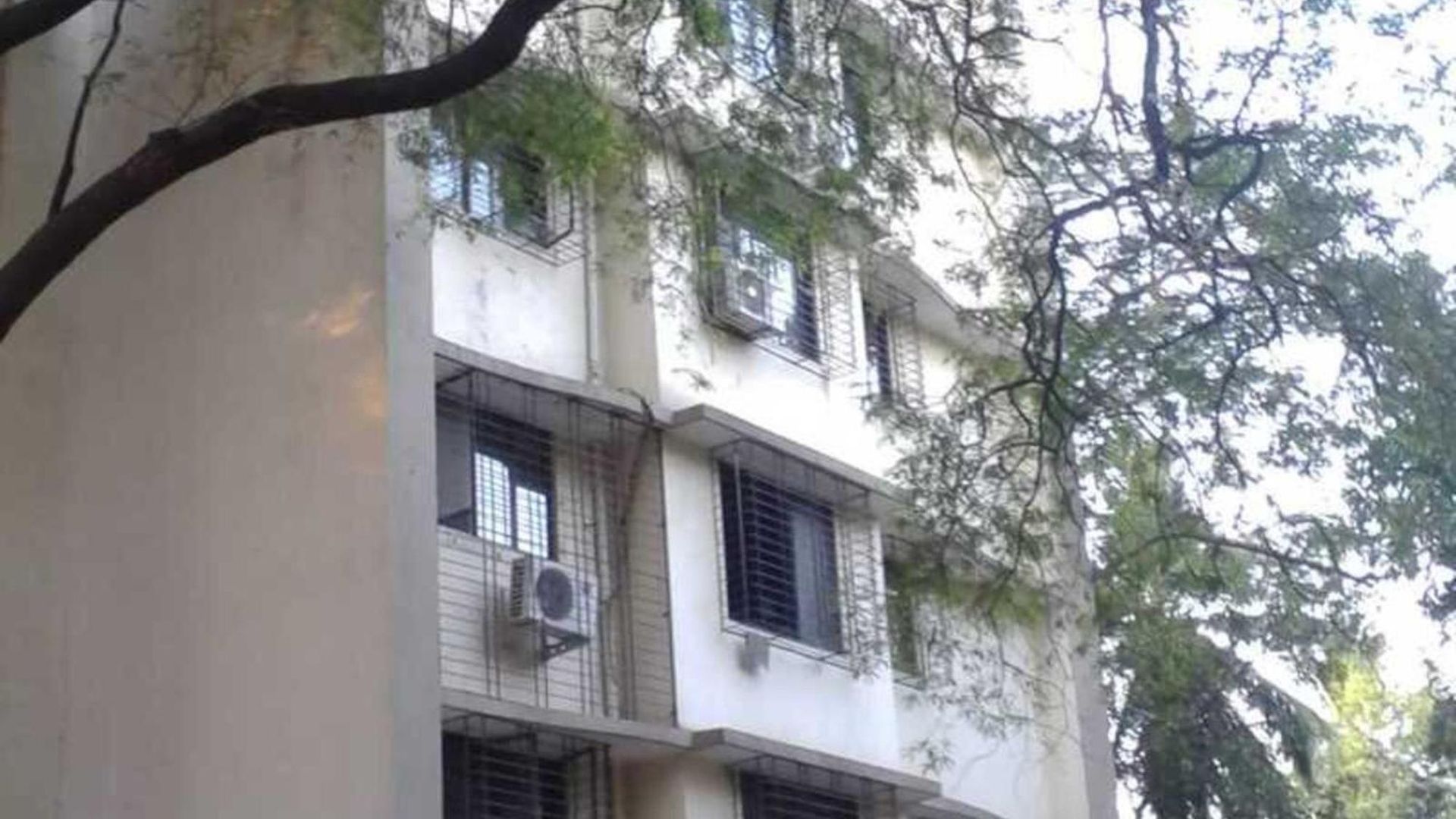 Spacious 3bhk Family Near Growels Mall Next To Western Express Highway *