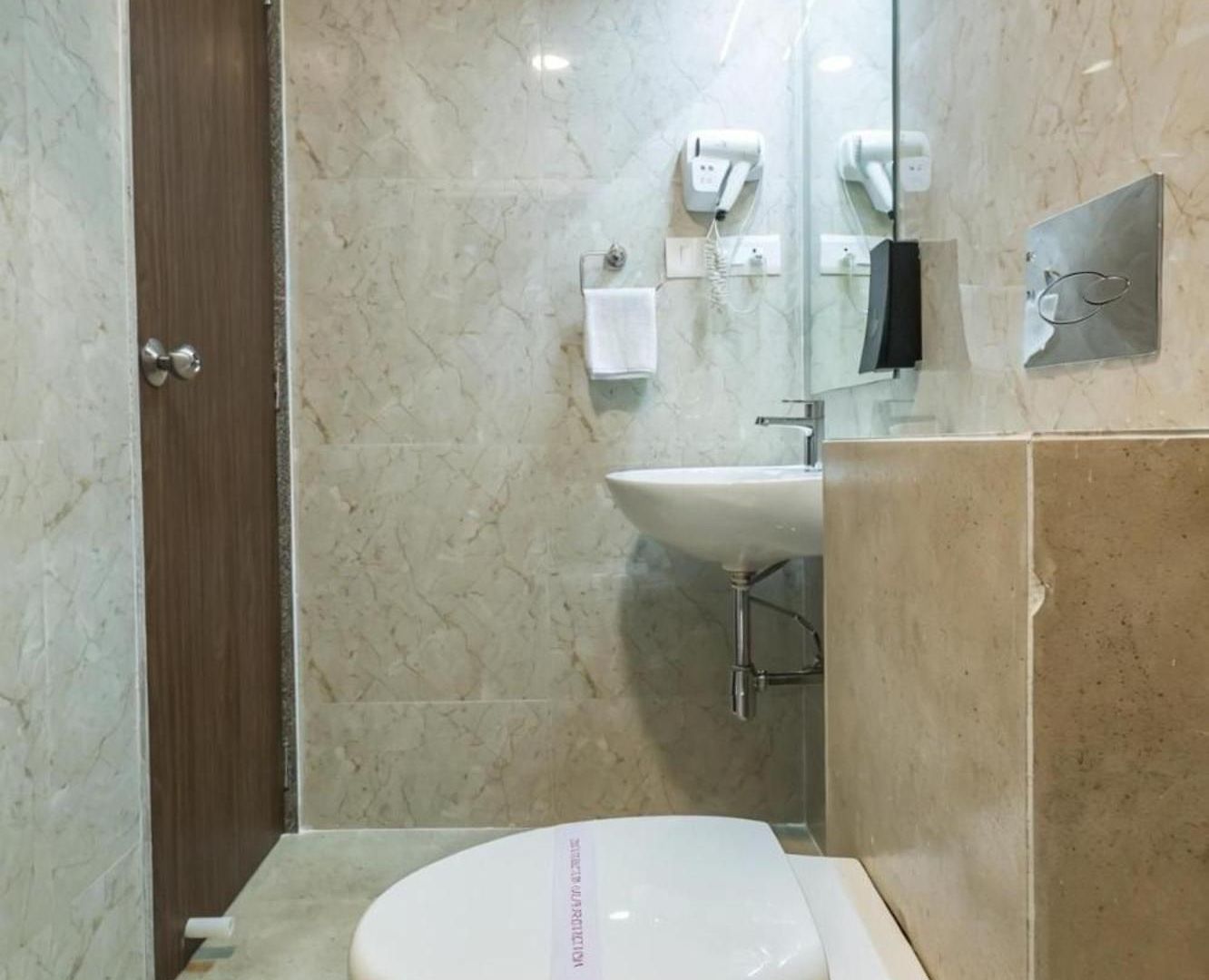 Spacious 3 Bedroom At Kalina, Santacruz East 5 Mins From Bandra Kurla Complex Apartment *