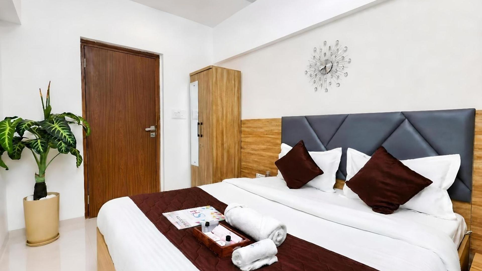 Spacious 3 Bedroom At Kalina, Santacruz East 5 Mins From Bandra Kurla Complex Apartment