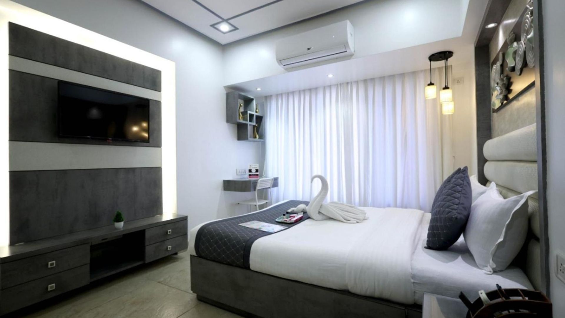 Embassy 2 Bedroom Near Bkc & Guru Nanak Hospital Bandra East Mumbai