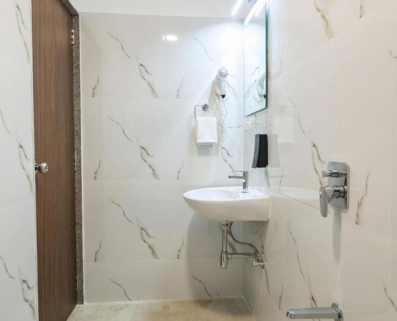 Spacious 3 Bedroom At Kalina, Santacruz East 5 Mins From Bandra Kurla Complex *