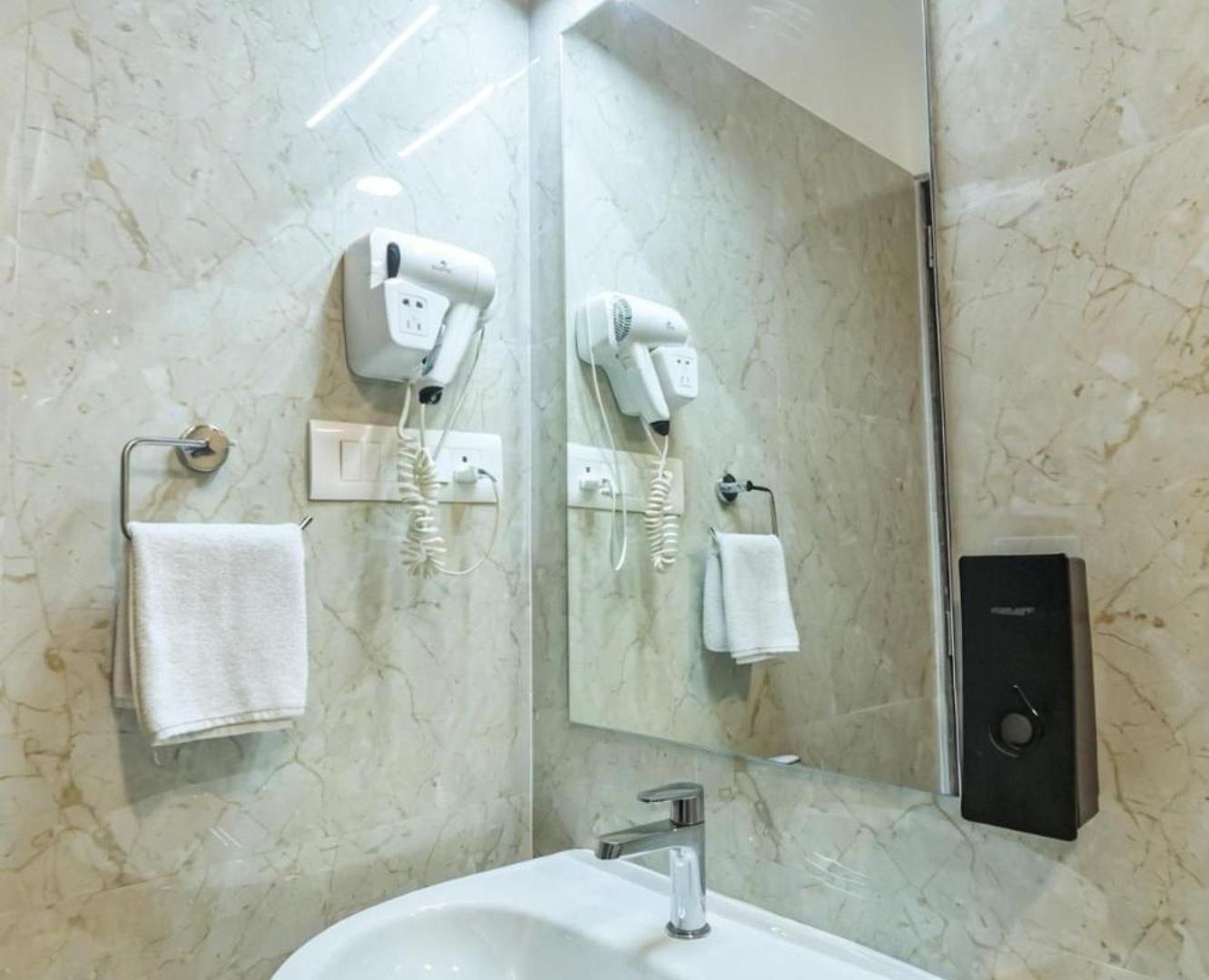 Spacious 3 Bedroom At Kalina, Santacruz East 5 Mins From Bandra Kurla Complex Apartment