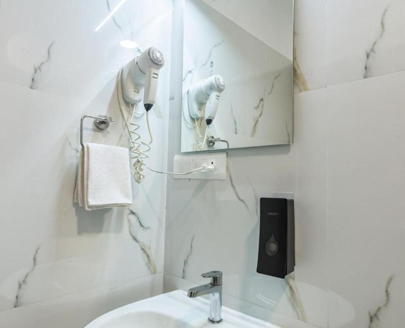 Apartment Spacious 3 Bedroom At Kalina, Santacruz East 5 Mins From Bandra Kurla Complex Mumbai