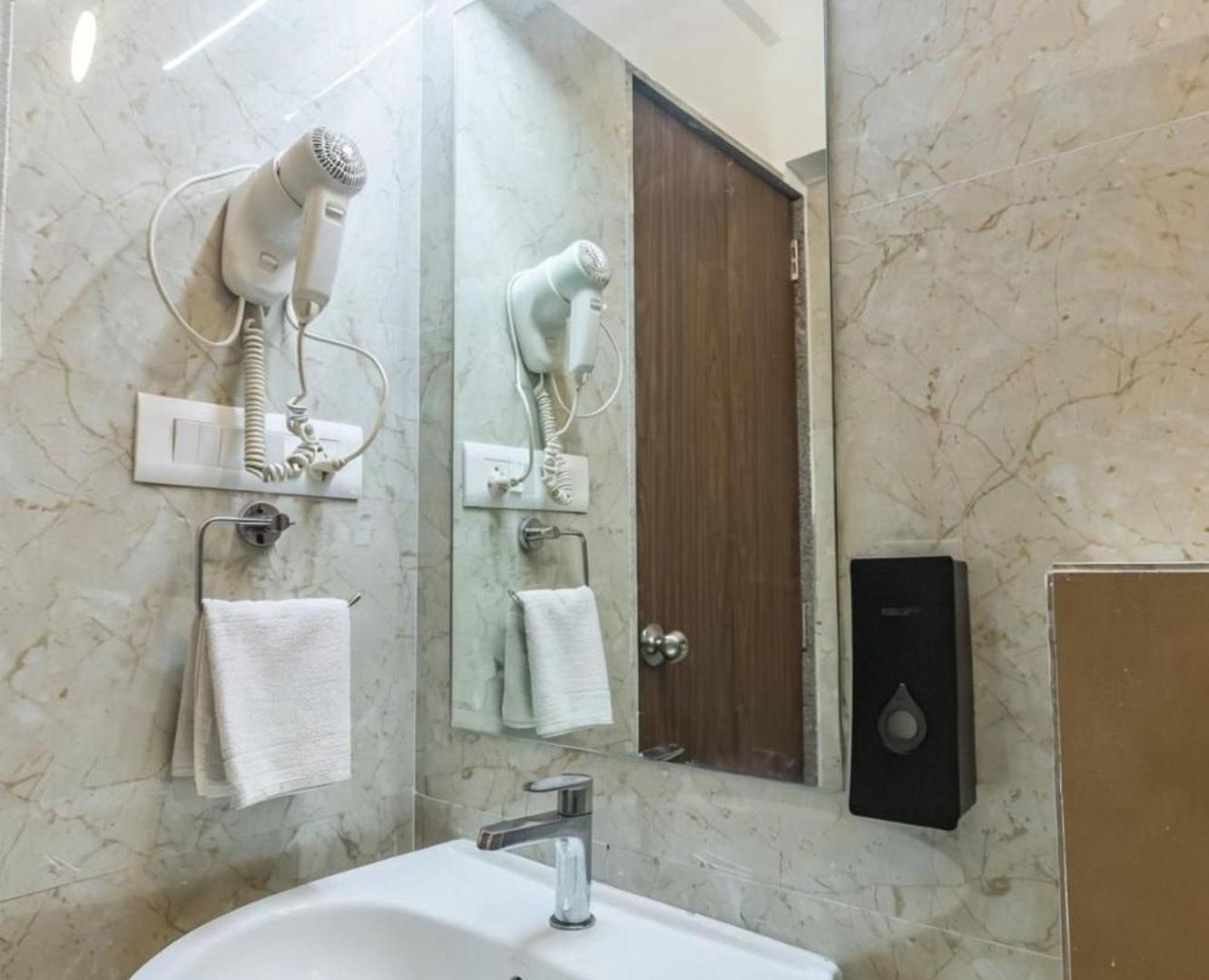 Spacious 3 Bedroom At Kalina, Santacruz East 5 Mins From Bandra Kurla Complex *