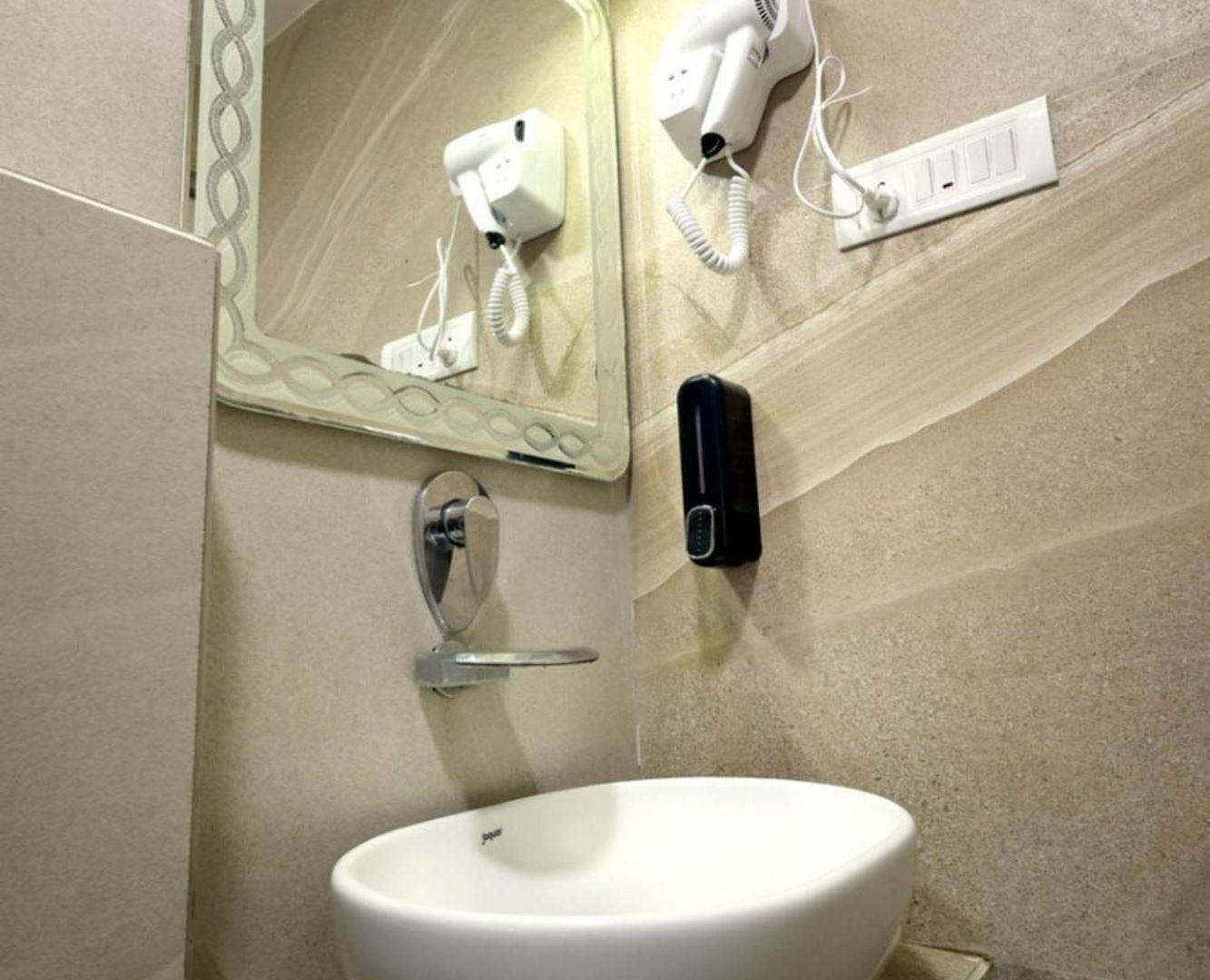 Embassy 2 Bedroom Near Bkc & Guru Nanak Hospital Bandra East
