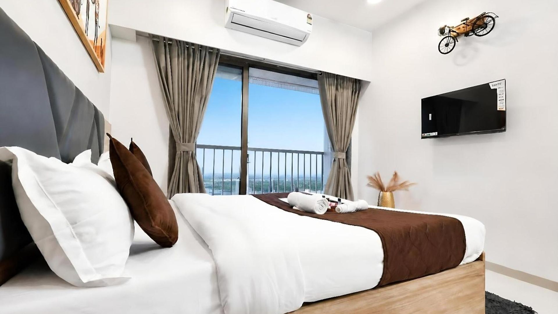 Spacious 3 Bedroom At Kalina, Santacruz East 5 Mins From Bandra Kurla Complex Mumbai