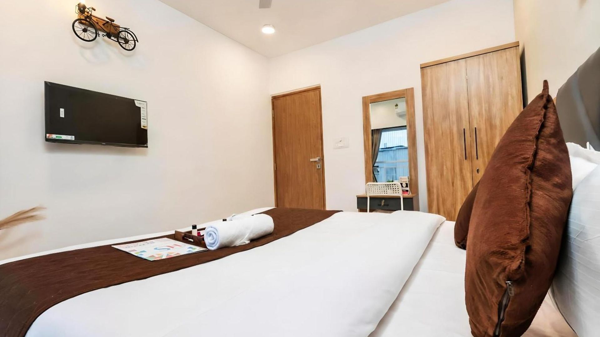 Spacious 3 Bedroom At Kalina, Santacruz East 5 Mins From Bandra Kurla Complex *