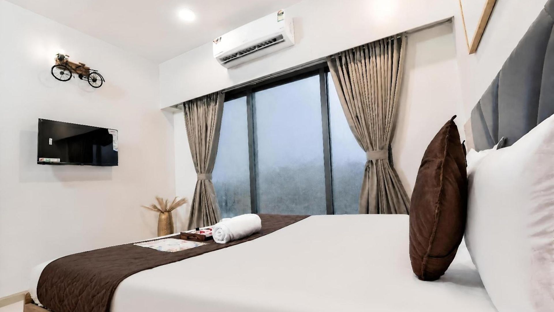 Spacious 3 Bedroom At Kalina, Santacruz East 5 Mins From Bandra Kurla Complex Apartment Mumbai