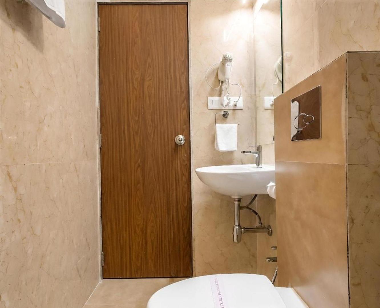 Spacious 3 Bedroom At Kalina, Santacruz East 5 Mins From Bandra Kurla Complex Apartment