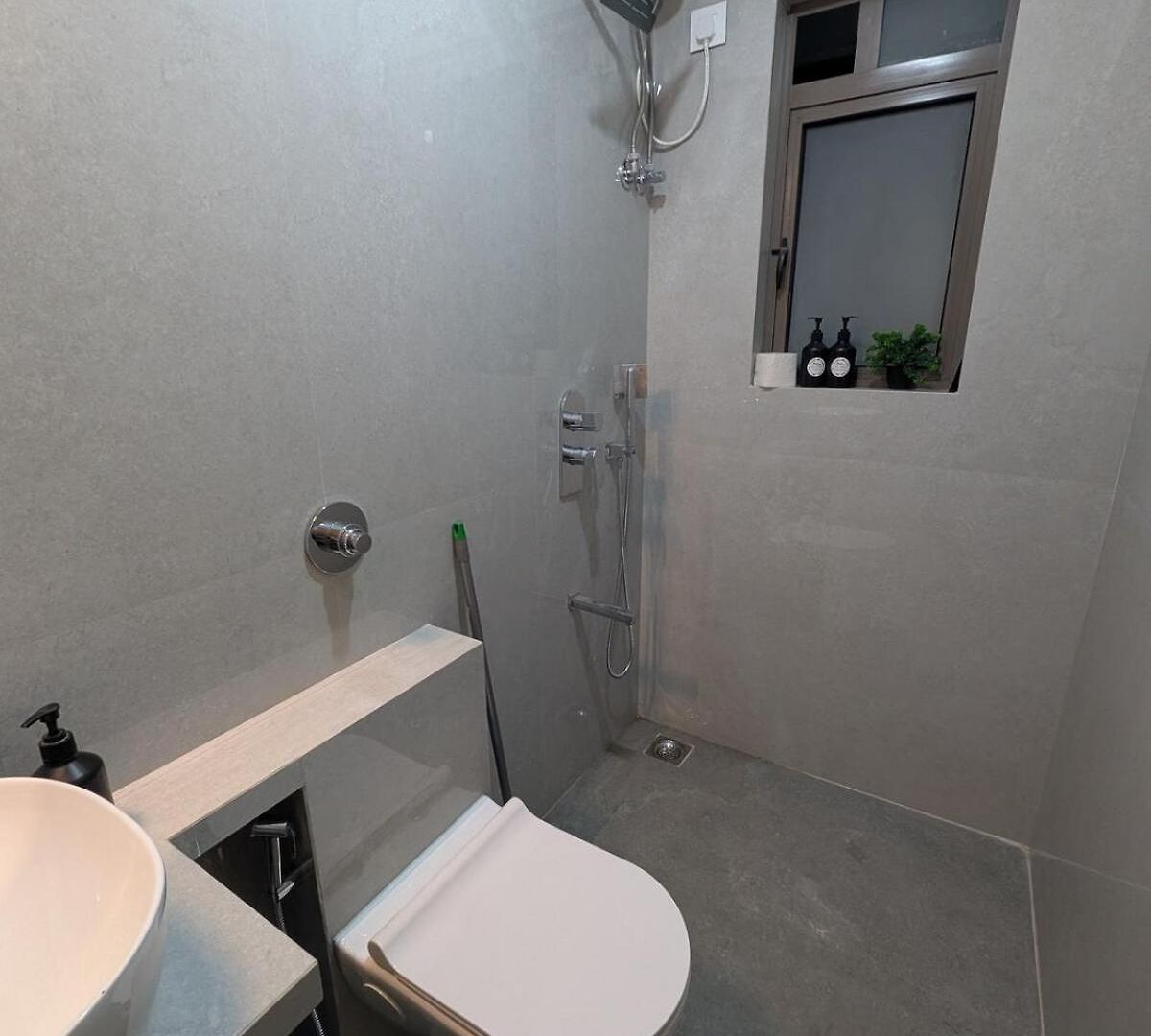 Peaceful & Spacious 2 Bhk Near Airport Apartment Mumbai