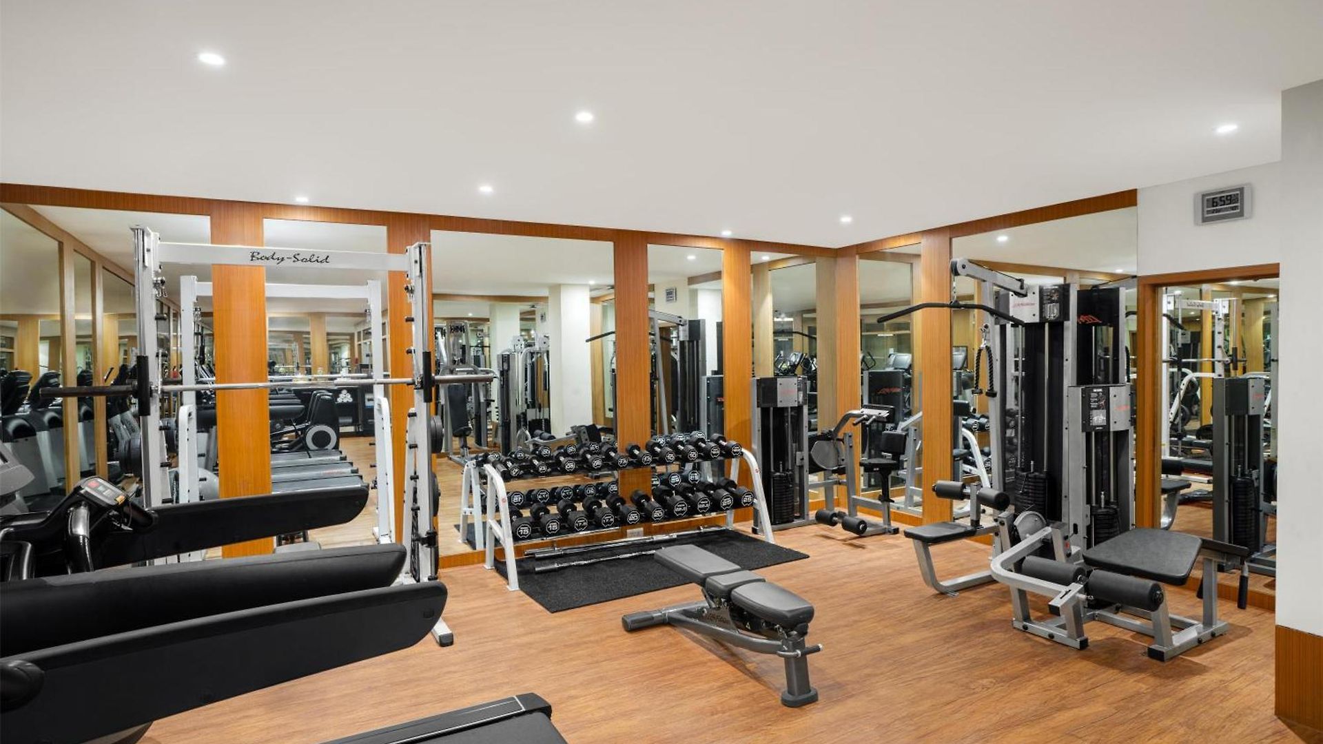 Hilton International Airport Hotel 5*