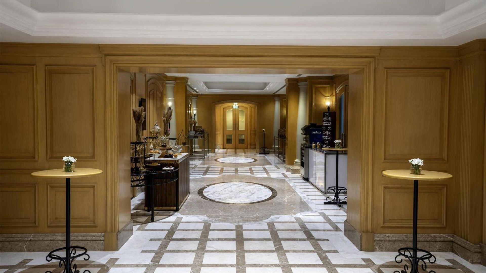 Hilton International Airport 5*