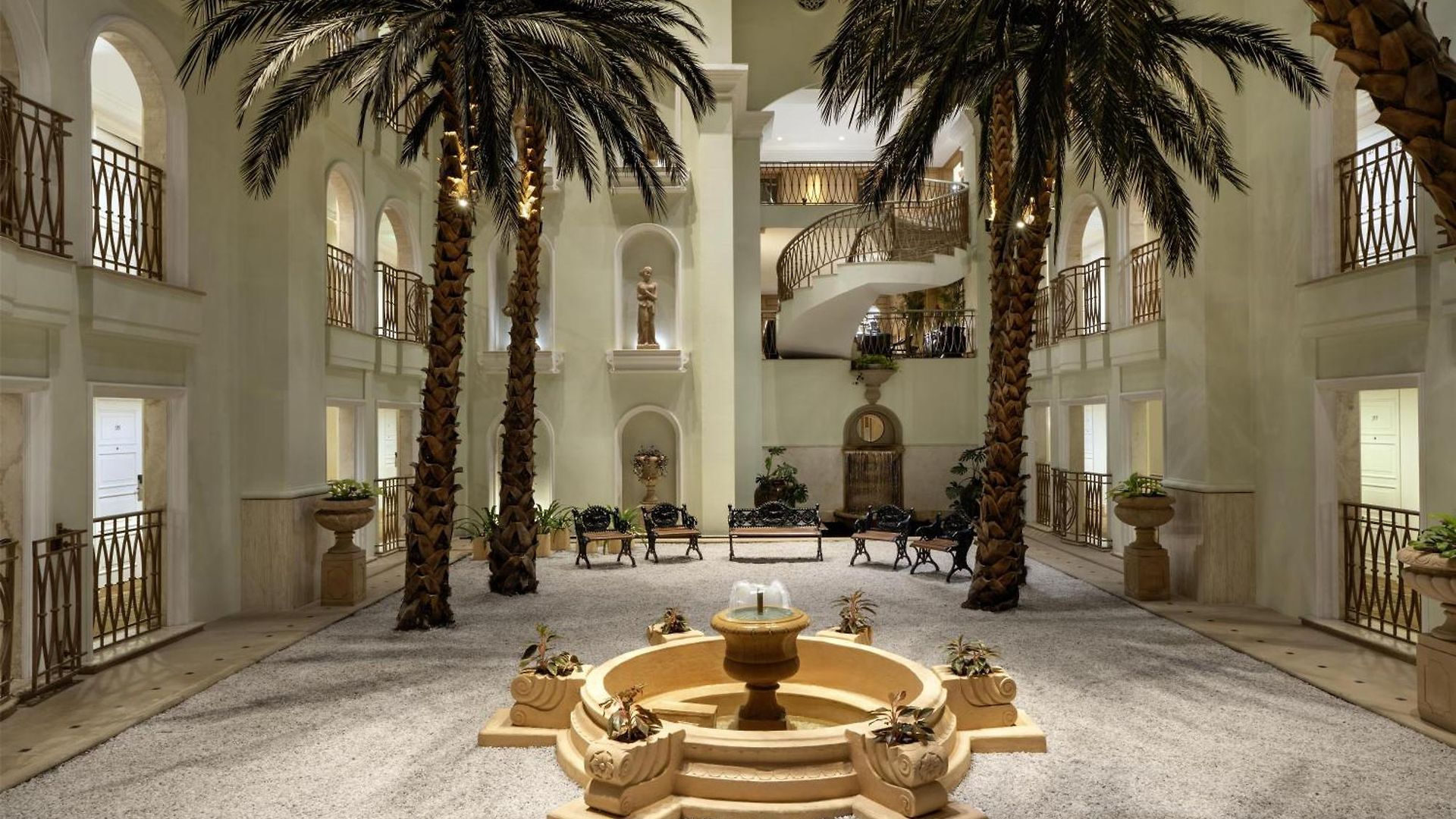 Hilton International Airport 5*
