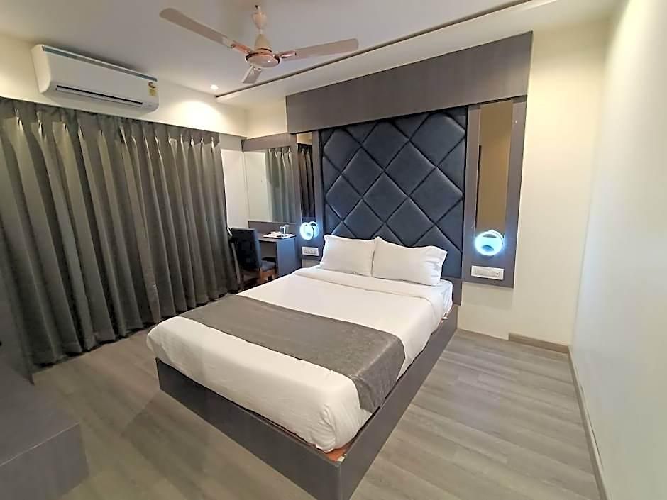 Classio Andheri - Near Dn Nagar Metro Station Hotel