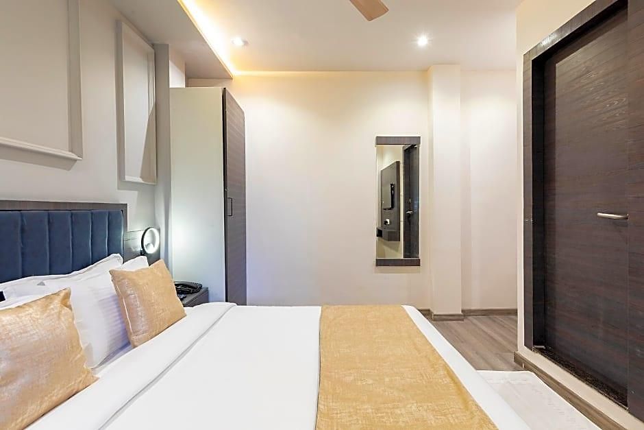Classio Andheri - Near Dn Nagar Metro Station 3*