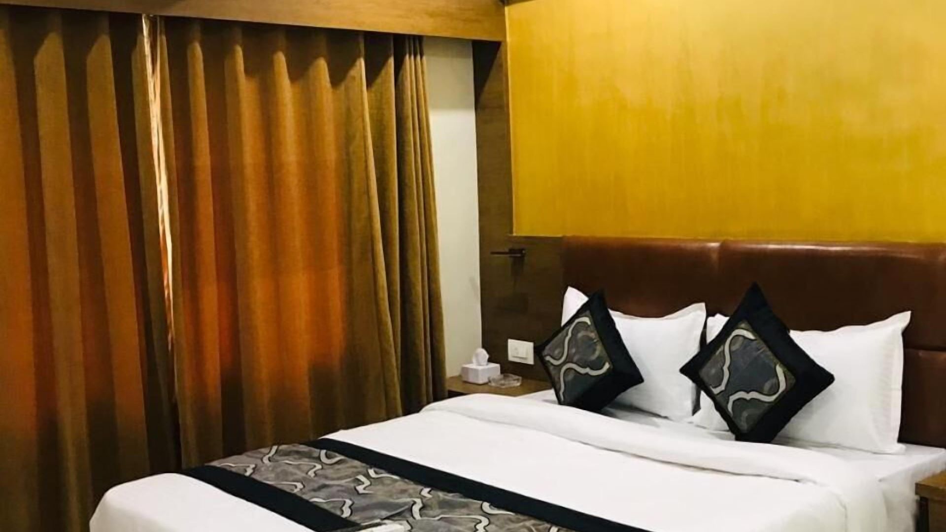 Crystal Luxury Inn- Bandra 3*