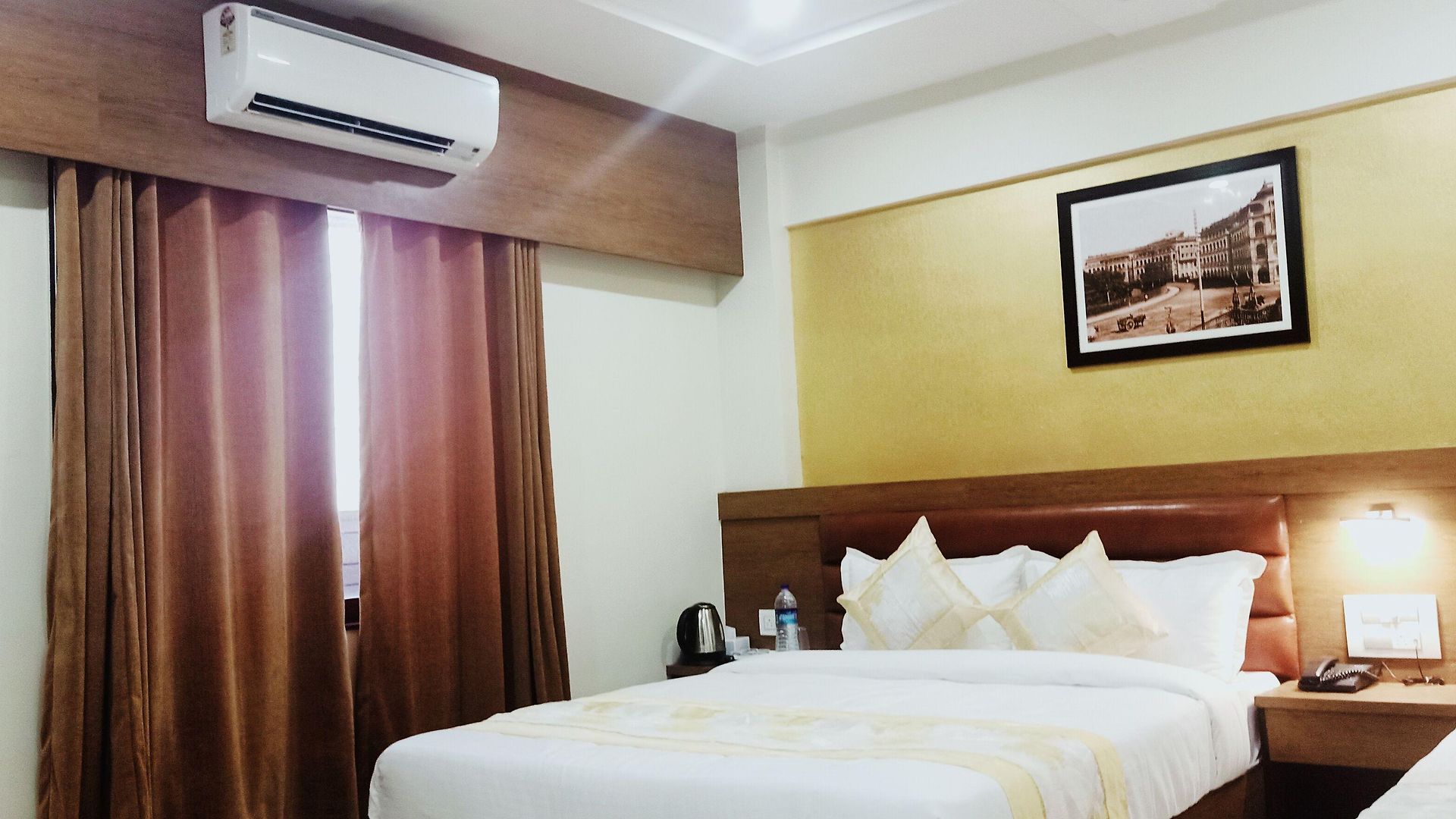 Crystal Luxury Inn- Bandra 3*