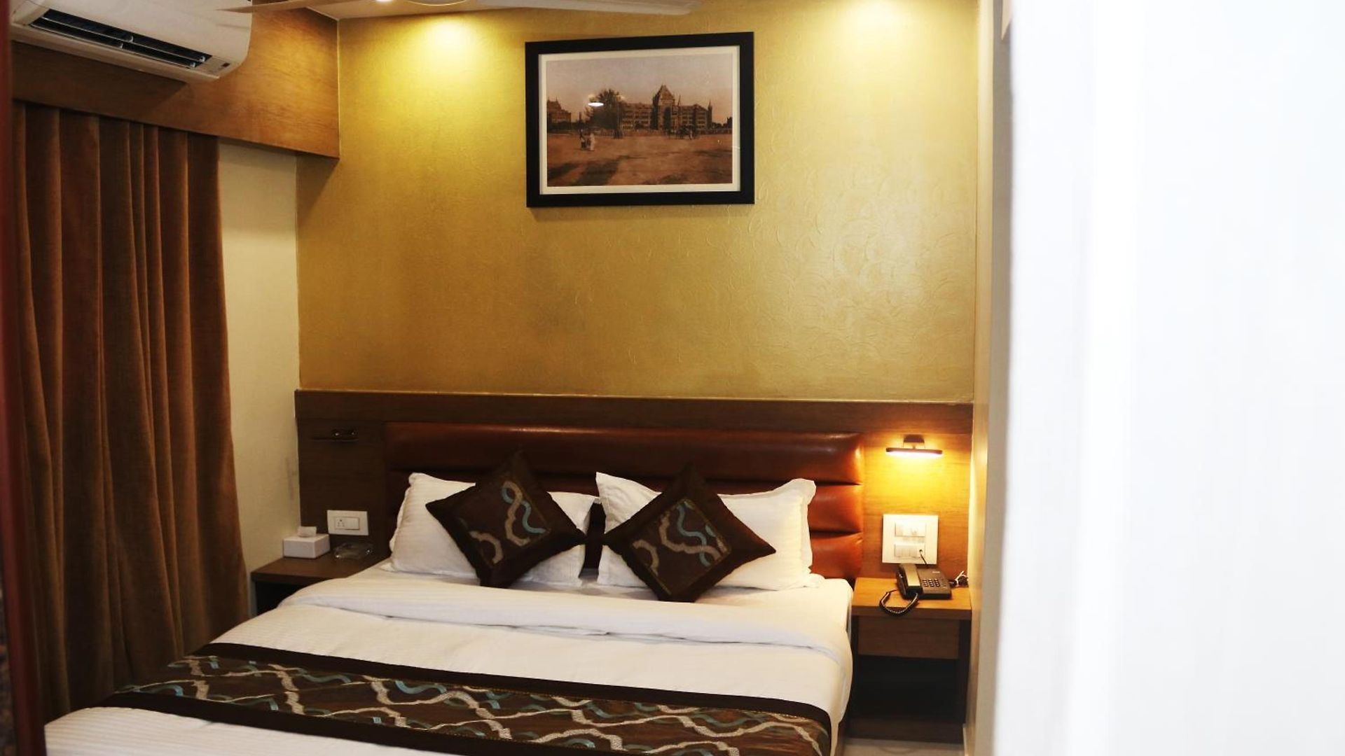 Hotel Crystal Luxury Inn- Bandra 3*