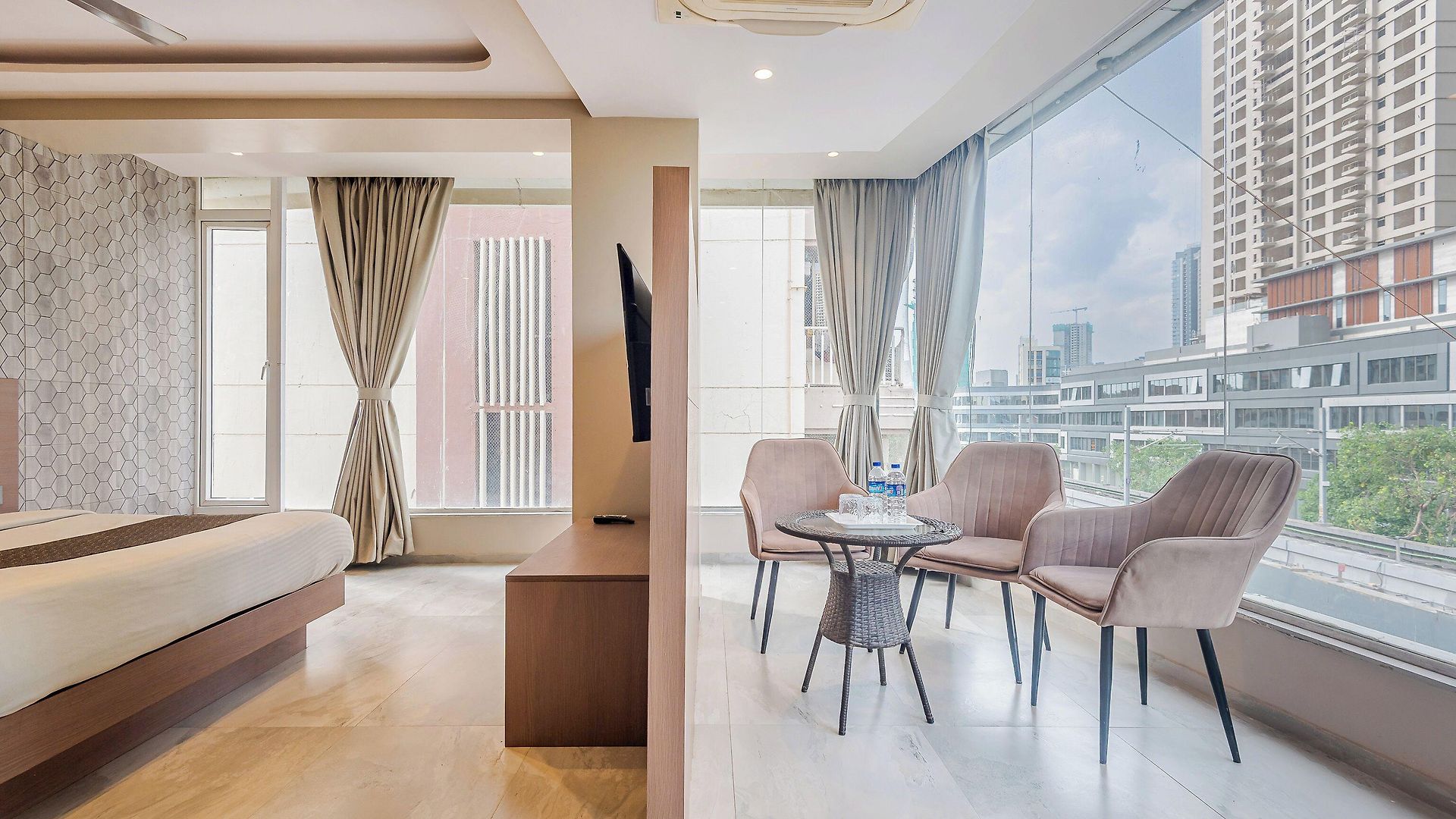 Aura - Near Malad Link Road Hotel