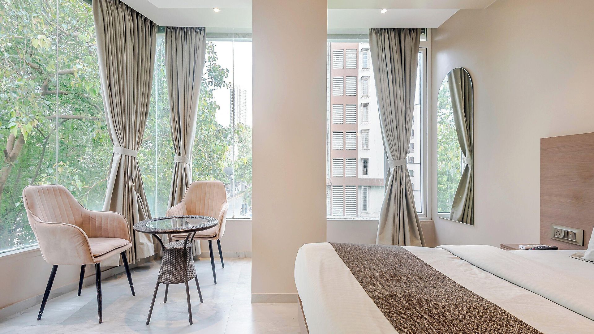 Hotel Aura - Near Malad Link Road